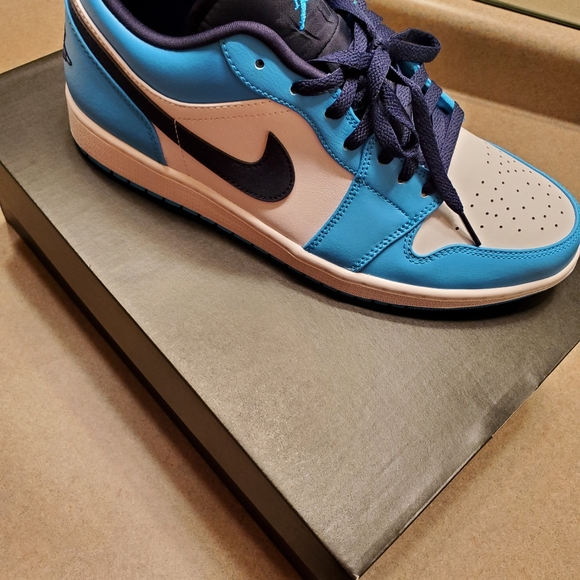 AIR JORDAN LOW's - Picture 2 of 6